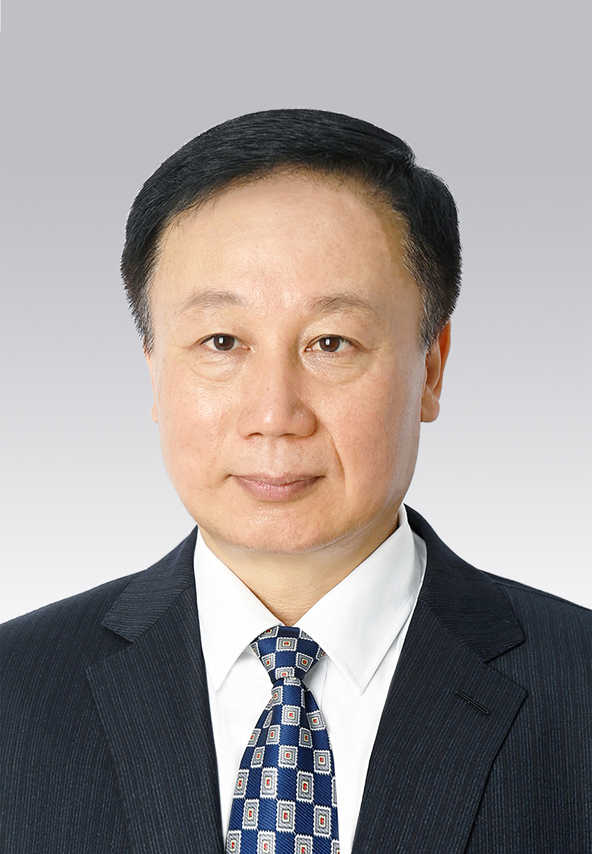 馬宏偉，男，滿族，1969年4月生，研究生學(xué)歷，中共黨員，現(xiàn)任人民日?qǐng)?bào)社副總編輯。
