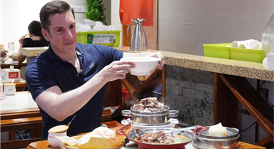 西班牙小哥體驗(yàn)徐州非遺伏羊食俗
