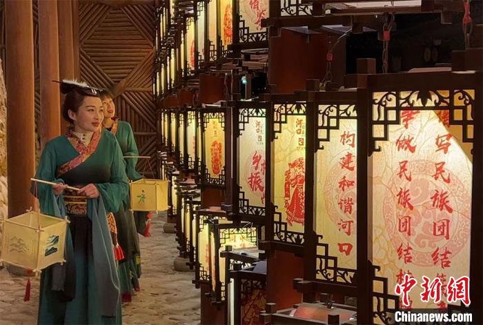 圖為游客身著古裝逛燈會?！堈裣?攝