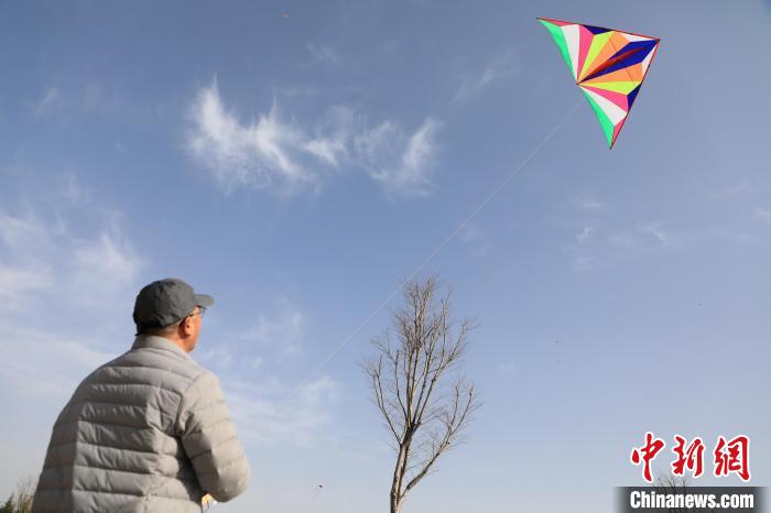 市民在放風箏?！∴囆?攝