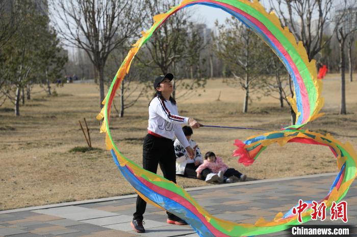 市民在公園里上演彩綢舞?！∴囆?攝