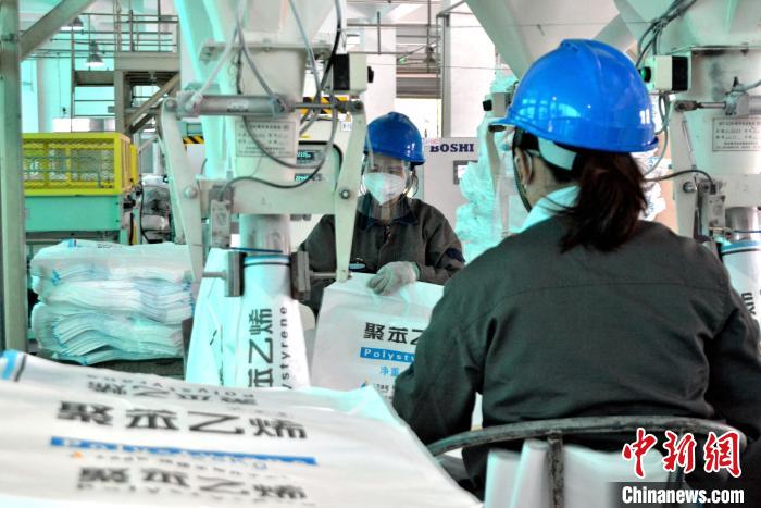 工人在生產(chǎn)線上包裝聚苯乙烯產(chǎn)品。　林弘梫 攝