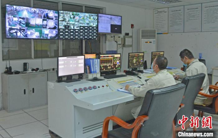 工人在中控室觀察各個生產(chǎn)車間運(yùn)行情況?！×趾霔v 攝