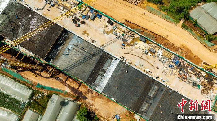 俯瞰正在建設(shè)的天府站多線橋鋼筋鋪架現(xiàn)場(chǎng)?！⒅铱?攝