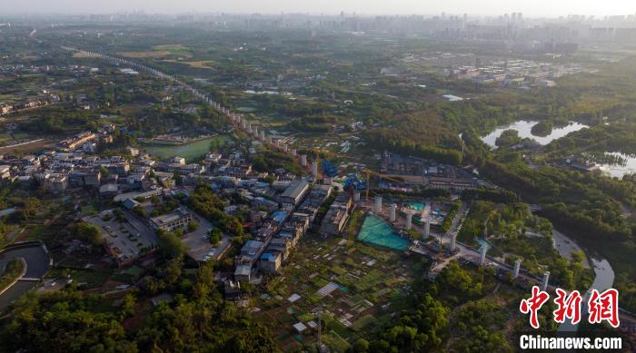 航拍正在建設(shè)中的成都至自貢高速鐵路成都段?！⒅铱?攝