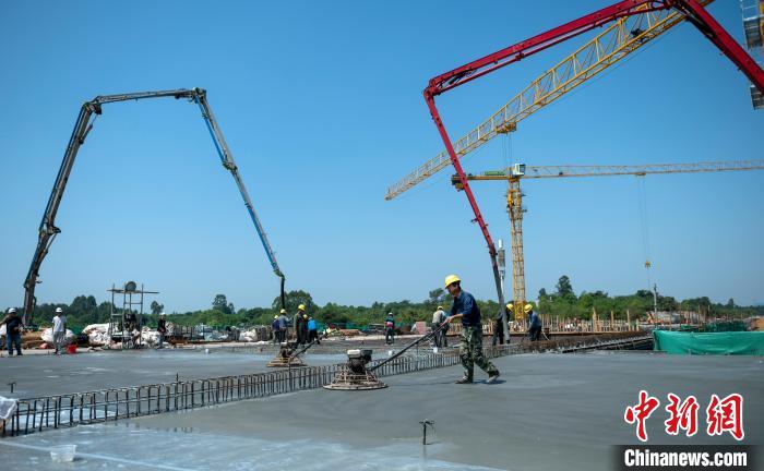 天府站多線橋施工澆筑現(xiàn)場(chǎng)。　劉忠俊 攝