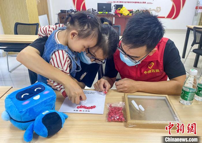 特別的愛(ài)給特別的你：16位自閉癥兒童制作手工畫送媽媽