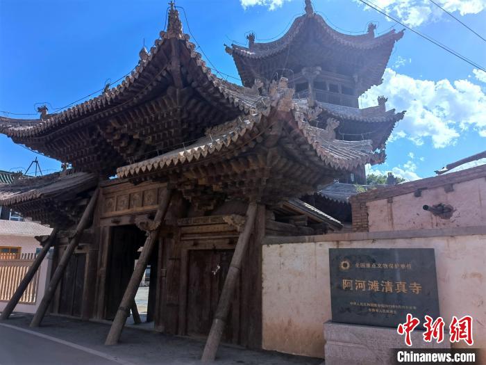 圖為集漢、藏、伊斯蘭風(fēng)格于一體的700年歷史的全國重點保護文物——阿河灘清真寺?！埡ｖ?攝