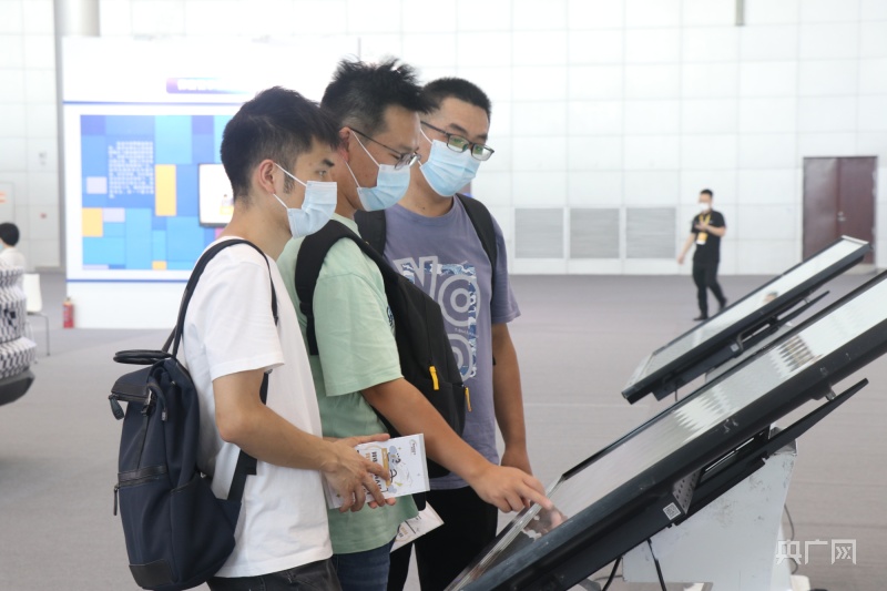 市民結(jié)伴而行，一起認(rèn)真了解網(wǎng)絡(luò)安全科普知識(央廣網(wǎng)記者 趙家慧 攝)