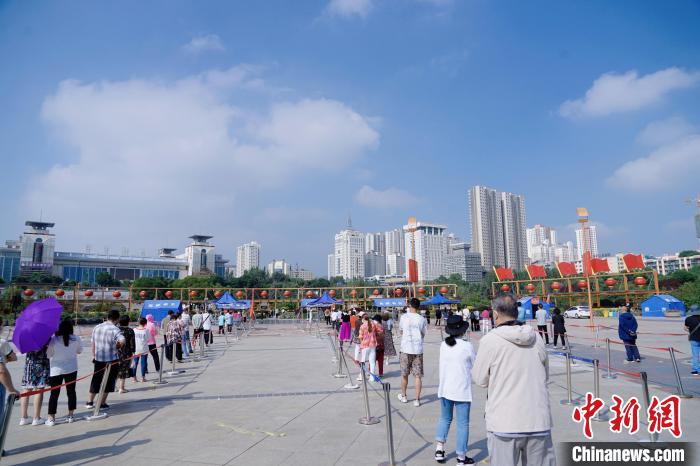 資料圖為居民有序排隊進(jìn)行核酸檢測?！●R銘言 攝