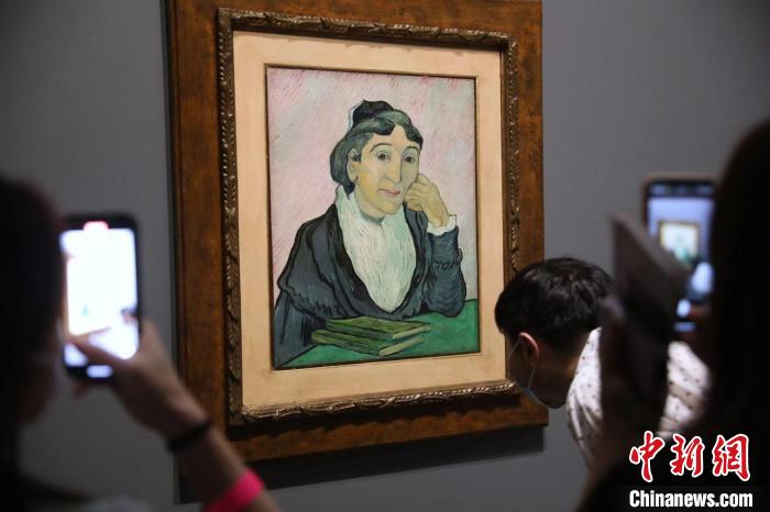 觀眾欣賞梵高畫作《阿爾勒婦女(吉努夫人肖像)》?！埡鄠?攝