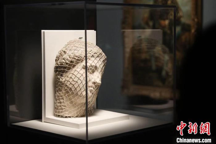 曼雷的裝置作品《維納斯》。　張亨偉 攝