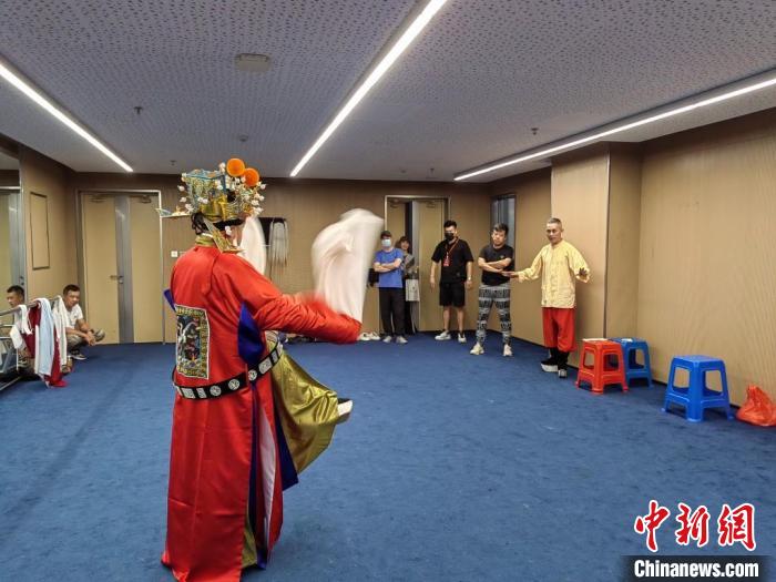 “天下第一團(tuán)”正在進(jìn)行練習(xí)。　昆山市文體廣電和旅游局供圖