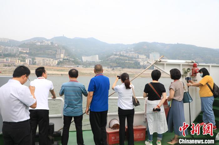 重慶市政協(xié)“同心聚力巴渝行”主題采訪團15日走進奉節(jié)，了解當?shù)卣f(xié)委員護江成效?！×簹J卿 攝