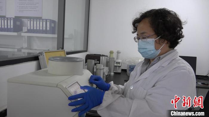 檢驗員對樣品進行檢測。　王惠琳 攝