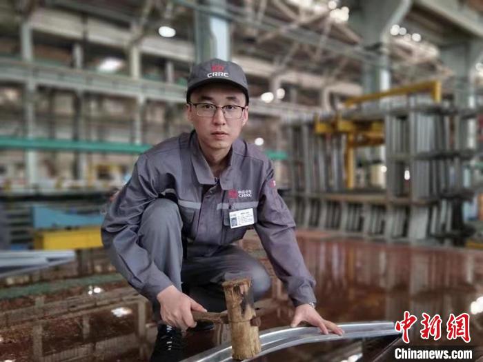 王漢卿在調(diào)修側(cè)墻彎梁?！∈茉L者供圖