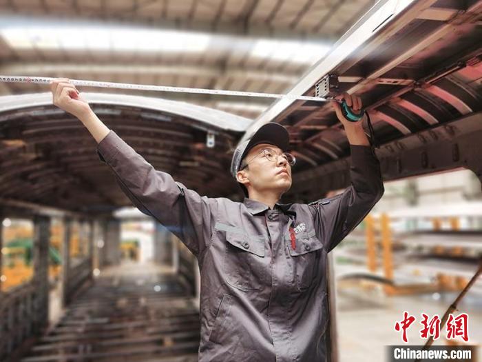 王漢卿在安裝車頂二次骨架吊?！∈茉L者供圖