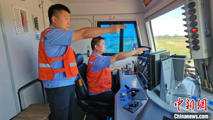 為確保首趟班列安全正點開行，東營鐵路運輸分處認(rèn)真做好班列開行的各項準(zhǔn)備工作?！≈需F三局運輸工程分公司供圖