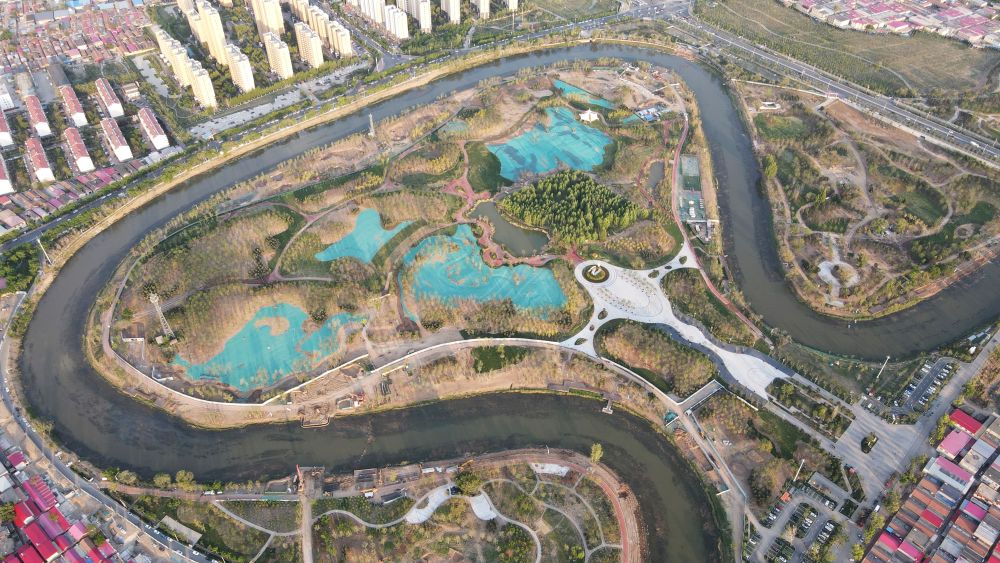 　圖為4月30日拍攝的河北滄州市區(qū)的大運河“Ω”形河道。新華社發(fā)(傅新春 攝)