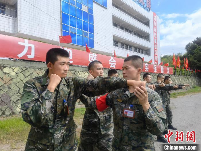 新兵尤云龍(左)不斷向一名合格軍人蛻變?！￡愴?攝