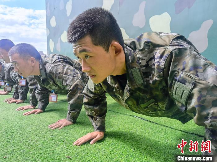 尤云龍正在和戰(zhàn)友進(jìn)行體能訓(xùn)練?！×志杆?攝