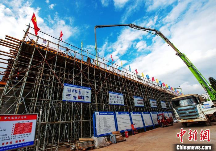 圖為渝昆高鐵云南段境內(nèi)首座大橋連續(xù)梁混凝土澆筑施工現(xiàn)場(chǎng)?！『螀矽i 攝
