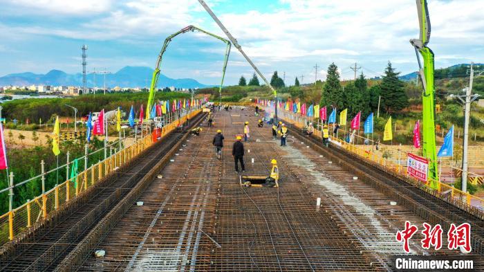 圖為渝昆高鐵云南段境內(nèi)首座大橋連續(xù)梁混凝土澆筑施工現(xiàn)場(chǎng)?！⑽馁F 攝