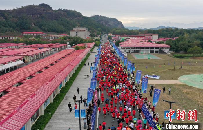 2022年龍虎山半程馬拉松鳴槍開(kāi)跑?！⒅剧?攝