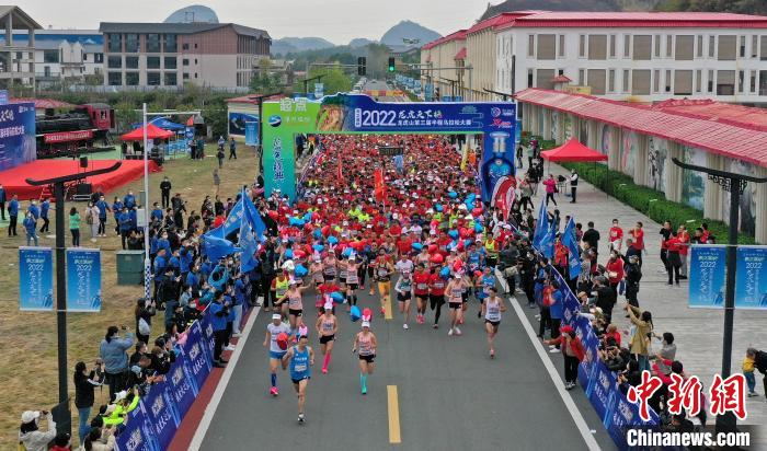 2022年龍虎山半程馬拉松鳴槍開(kāi)跑?！⒅剧?攝
