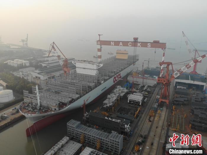15日，全球綠色環(huán)保型集裝箱船“巨無霸”從江蘇出塢?！∧贤êＪ戮止﹫D