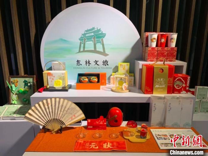 發(fā)展論壇現(xiàn)場展出的無錫城市文創(chuàng)作品?！O權(quán) 攝