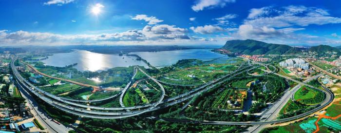 俯瞰昆明滇池沿岸。