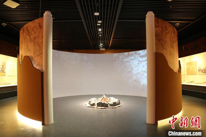 周口店遺址是迄今為止世界上同時期古人類遺址中，材料最豐富、最全面和最具代表性的一處遺址?！√胁┪镳^供圖