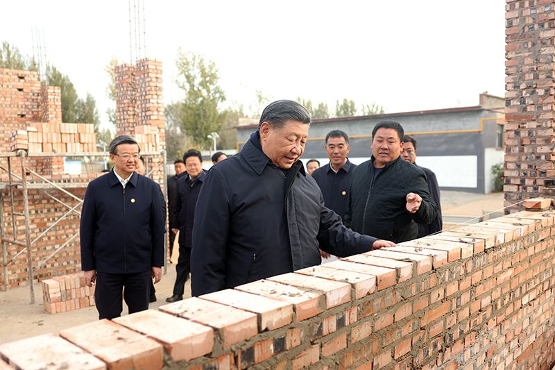 2023年11月10日，習(xí)近平總書記在河北保定涿州市刁窩鎮(zhèn)萬全莊村房屋重建施工現(xiàn)場(chǎng)考察。