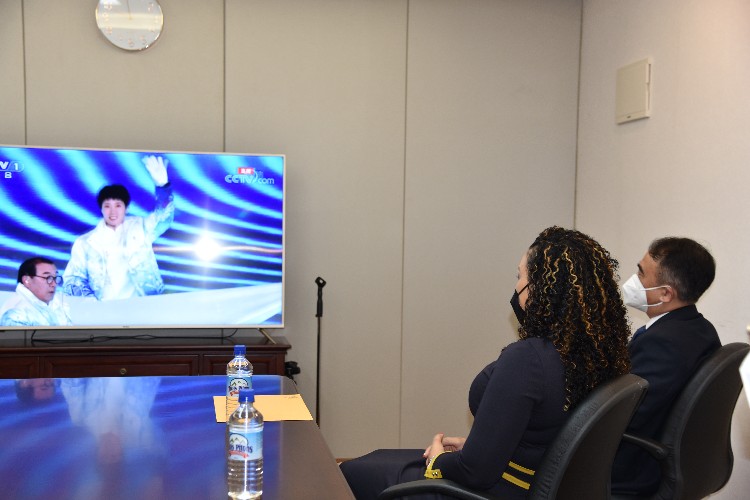 多米尼克友人與我外交官同看開幕式。中國駐多米尼克使館供圖