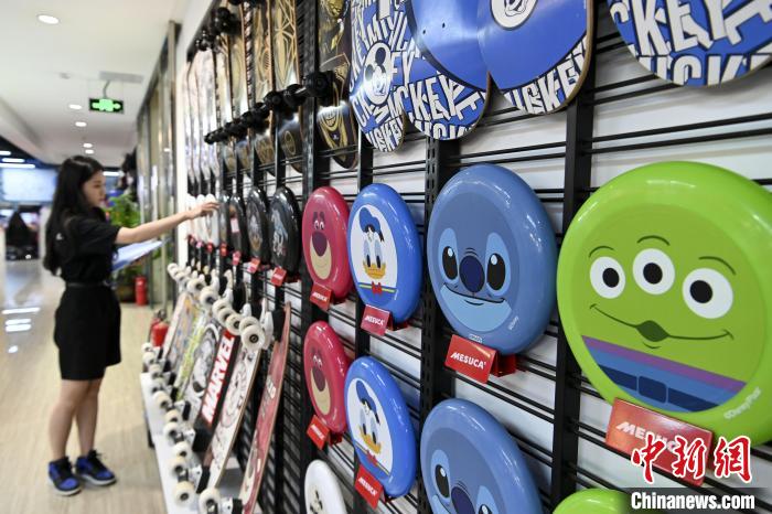 葉偉倫的體育用品公司推出了一系列IP授權(quán)款?！￡愺K旻　攝