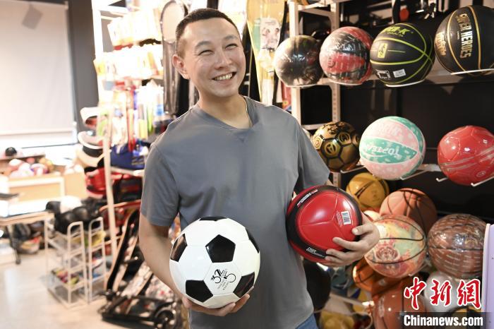 葉偉倫講述葉家在內(nèi)地的發(fā)展史，其中足球是他們家引以為傲的一個產(chǎn)品?！￡愺K旻 攝