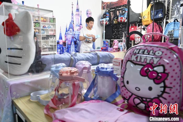 葉偉倫公司員工通過網(wǎng)絡(luò)直播方式銷售產(chǎn)品?！￡愺K旻 攝