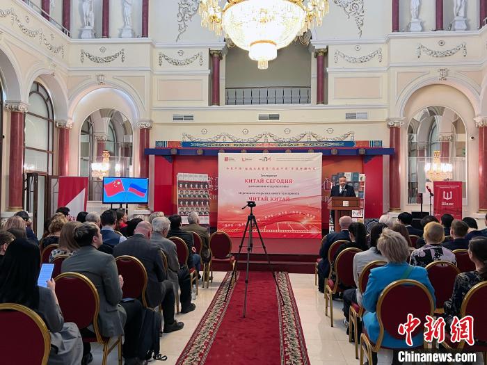 “今日中國”回顧與展望暨“閱讀中國”節(jié)目開播儀式活動現(xiàn)場?！√锉?攝