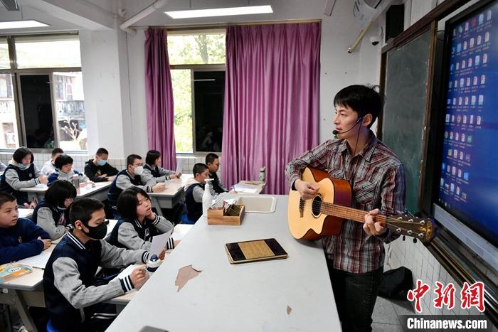 圖為3月16日，張家豪在福建福州延安中學(xué)教學(xué)。 <a target='_blank' href='/'><p  align=