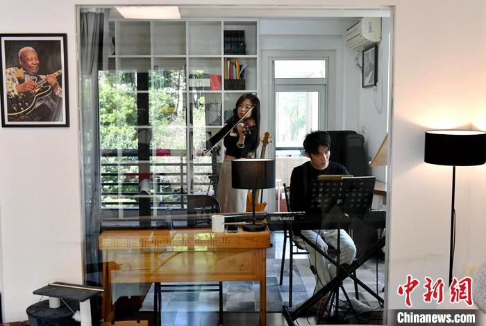 圖為3月10日，林佳臻(左)與張家豪在福建福州租的套房內(nèi)排練。 <a target='_blank' href='/'><p  align=