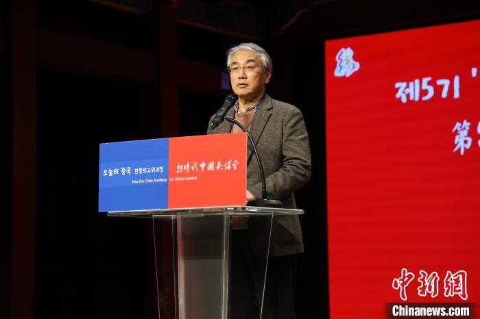 韓國前國務(wù)調(diào)整室長(zhǎng)李錫駿致辭?！≈袊v韓國大使館供圖