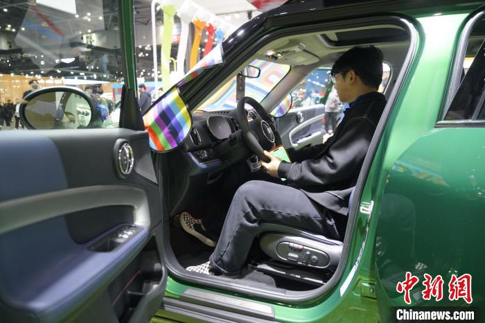 圖為觀眾在展會試駕車輛?！⑿?攝