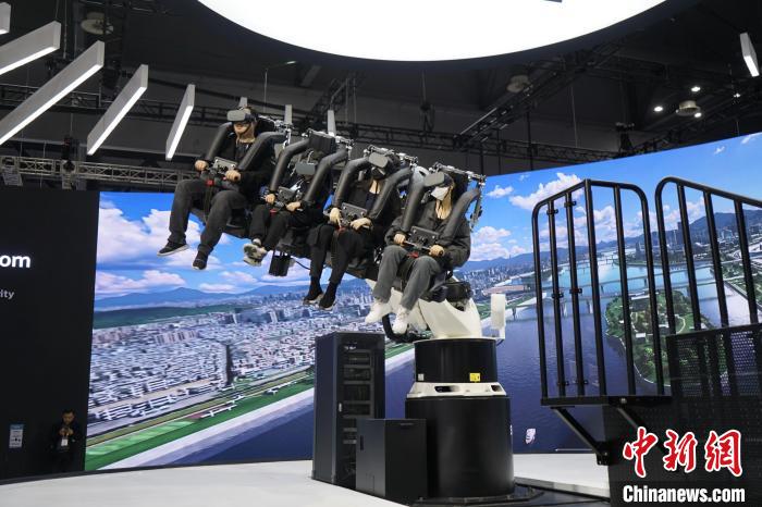 圖為觀眾在展會模擬體驗未來城市空中移動出行方式?！⑿?攝