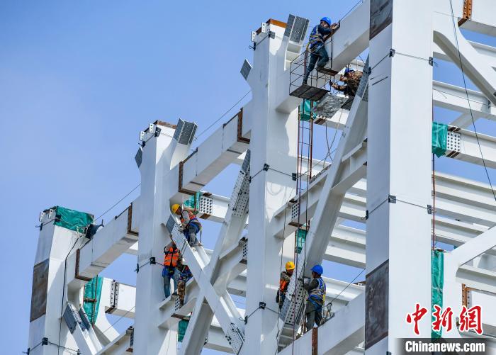 圖為海南商業(yè)航天發(fā)射場1號(hào)工位建設(shè)現(xiàn)場，工人正緊鑼密鼓施工?！●樤骑w 攝