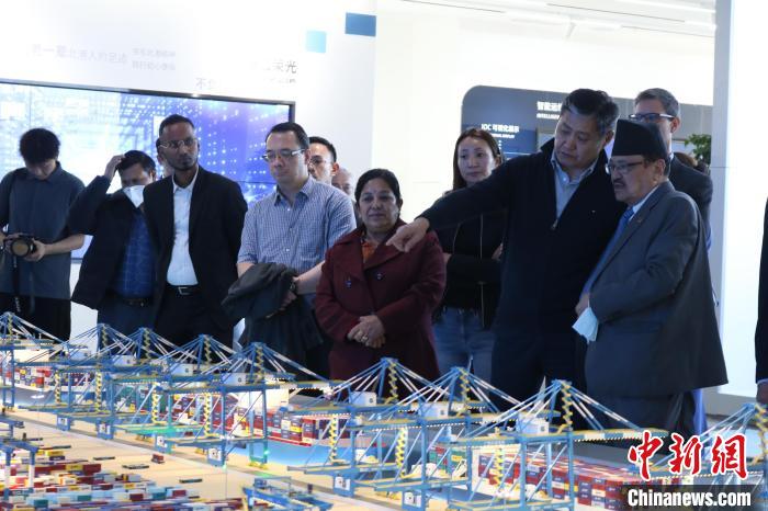 駐華使節(jié)和外交官參訪北部灣港智慧港口創(chuàng)新中心。　陳秋霞 攝