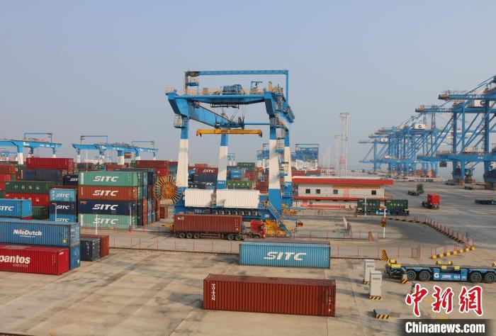 北部灣港欽州自動(dòng)化集裝箱碼頭?！￡惽锵?攝
