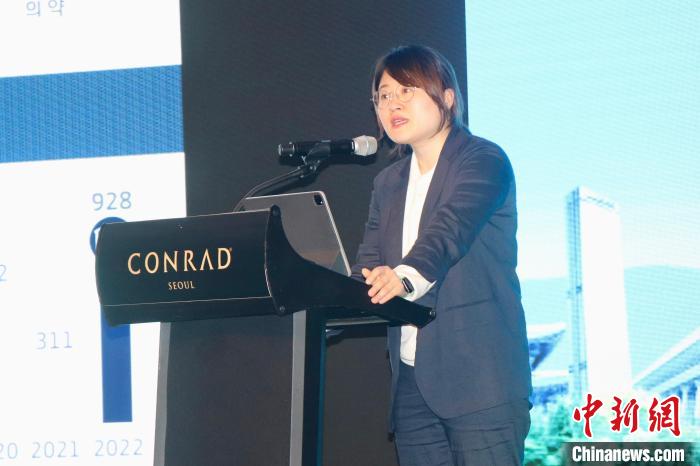 韓國大韓貿(mào)易投資振興公社外國投資監(jiān)察辦公室科長(zhǎng)樸金蘭致辭?！∪f佳欣 攝