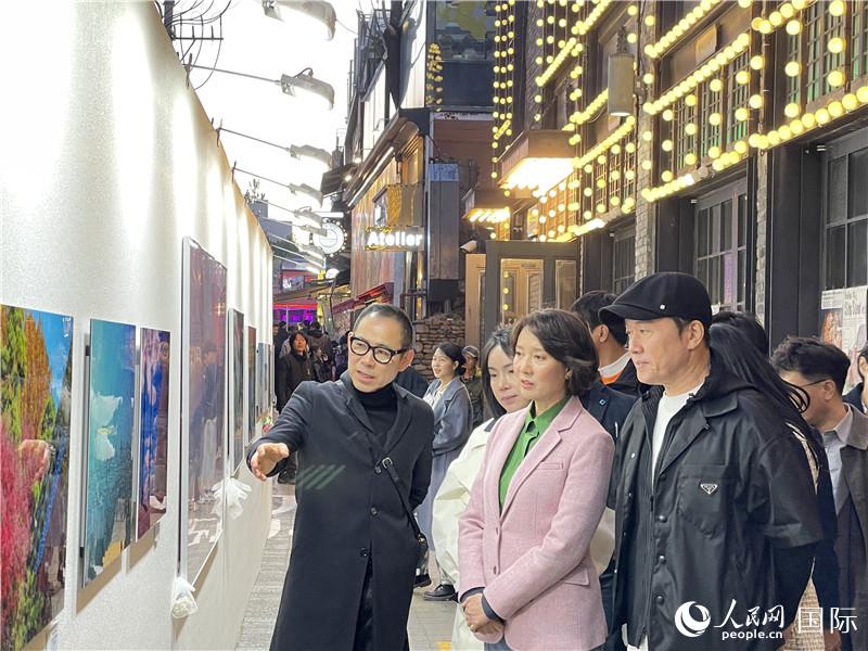 韓國中小風(fēng)險(xiǎn)企業(yè)部長官李永參觀梨泰院街頭藝術(shù)展。實(shí)習(xí)生 許鵬飛攝