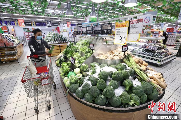 30年間，購物方式從“手推車”到“一鍵購”，美特好見證著山西超市經(jīng)濟(jì)的變遷。　張?jiān)?攝